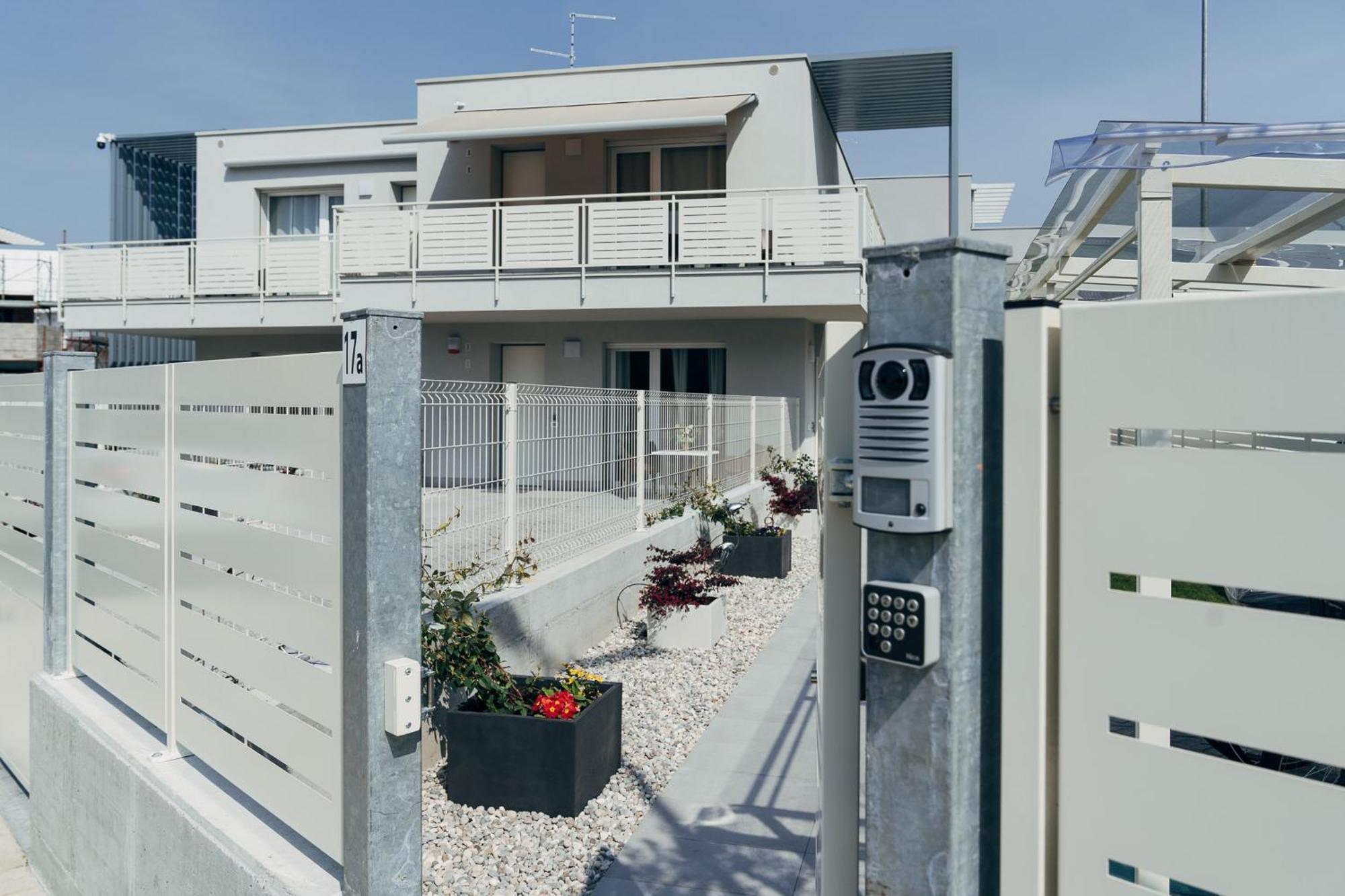The Prince - Luxury Apartments With Pool Peschiera del Garda Exterior photo
